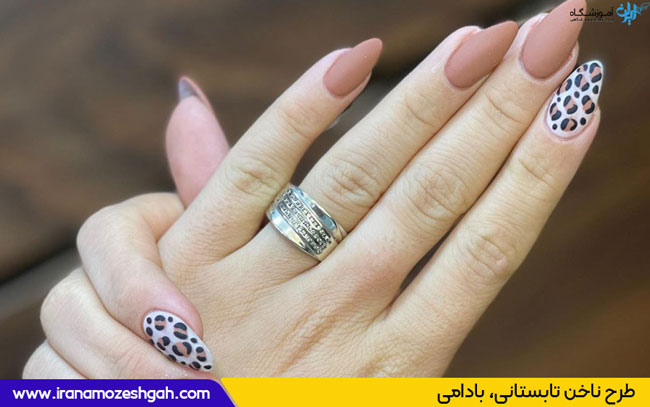 ناخن بادامی