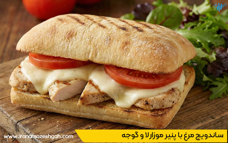 غذای رستورانی در خانه ساندویچ مرغ با پنیر موزارلا و گوجه