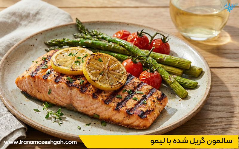 غذای رستورانی سریع در خانه سالمون گریل شده با لیمو